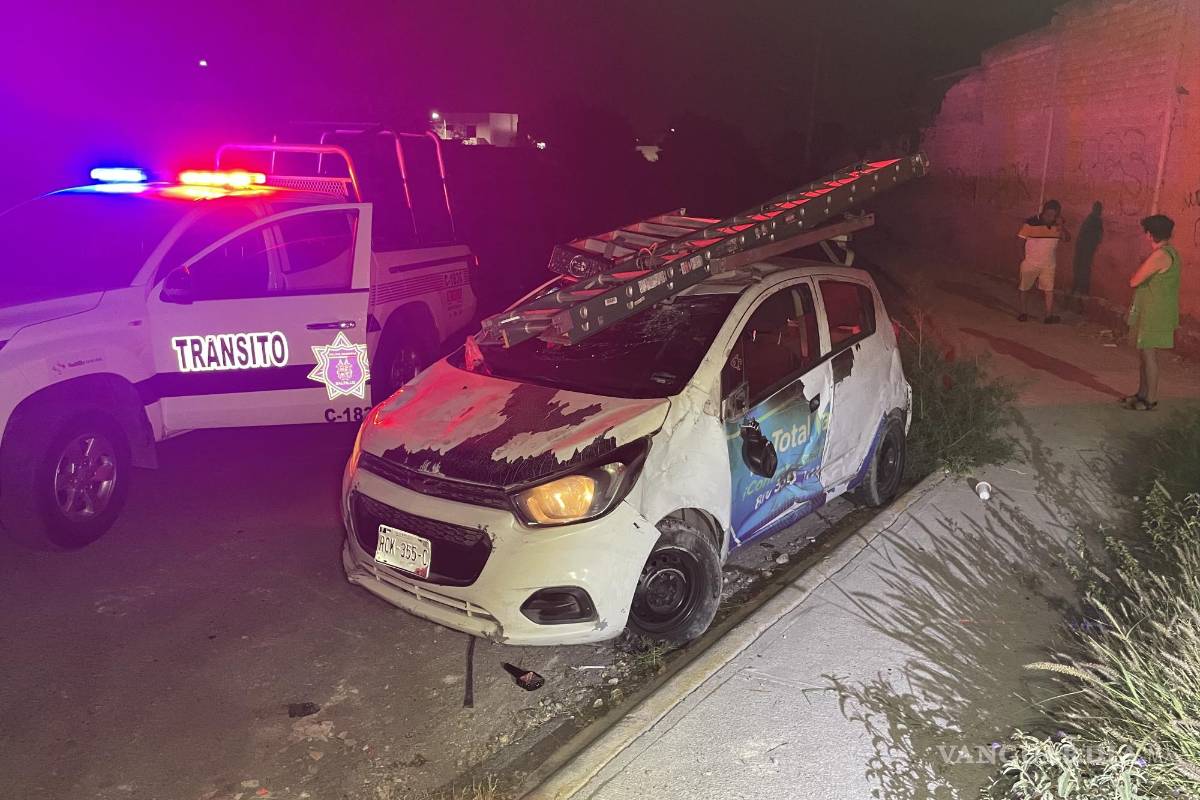 Aparatosa volcadura protagoniza chofer de empresa de tv por ‘cable’, al sur de Saltillo