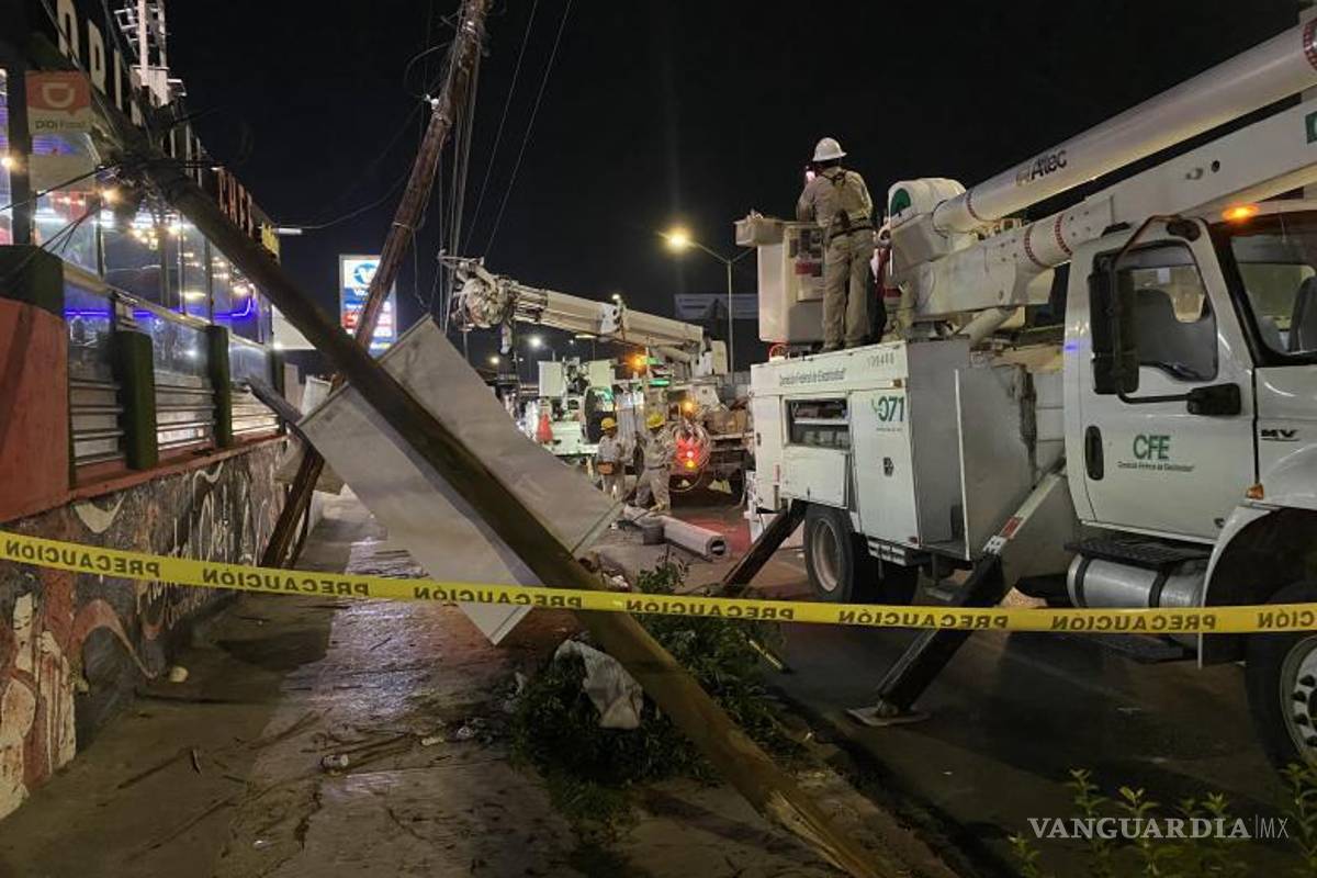 $!El accidente provocó apagón en la colonia Virreyes y afectó comercios cercanos.