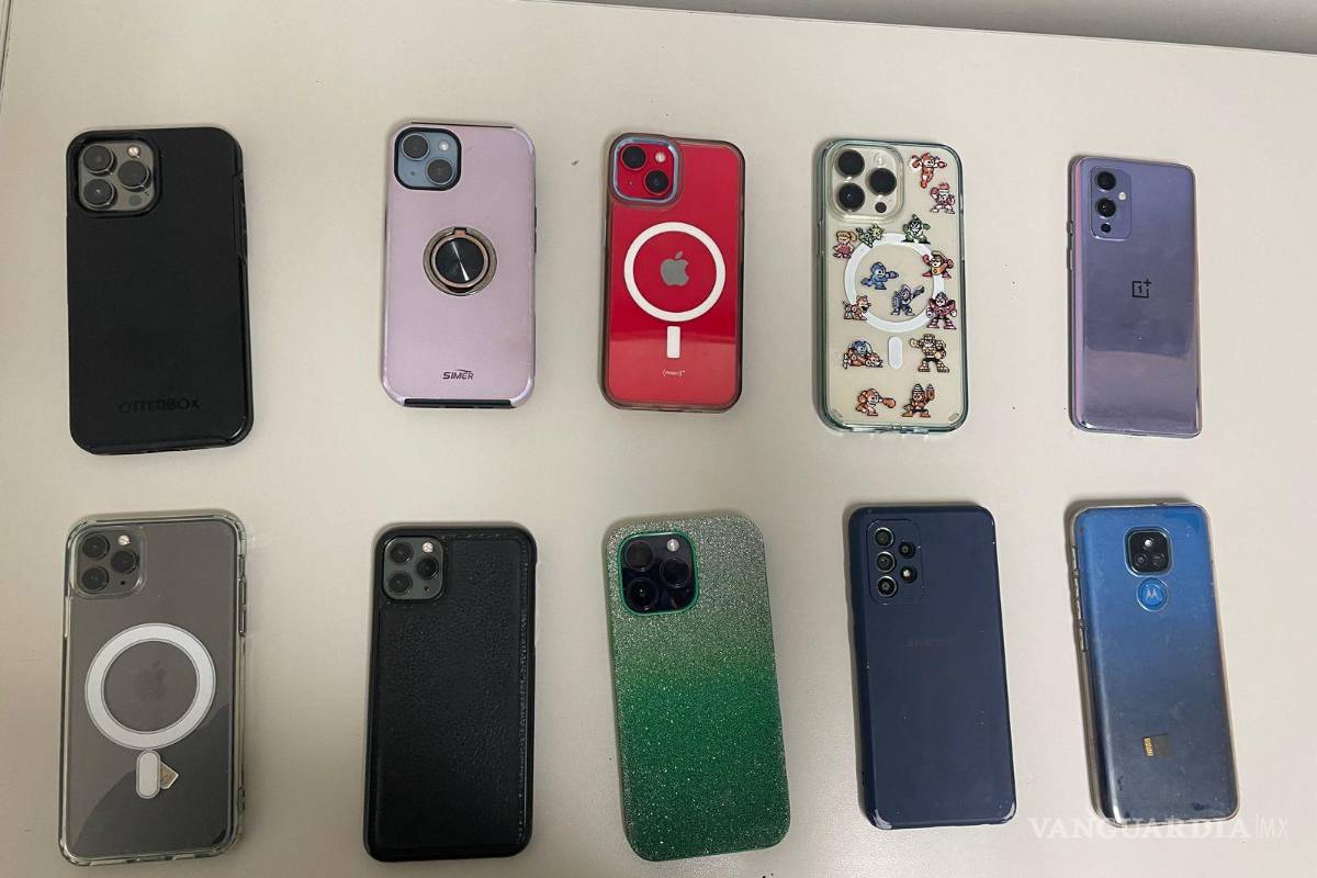 $!Celulares de diferentes marcas, pero en su mayoría iPhone, fueron incautados.