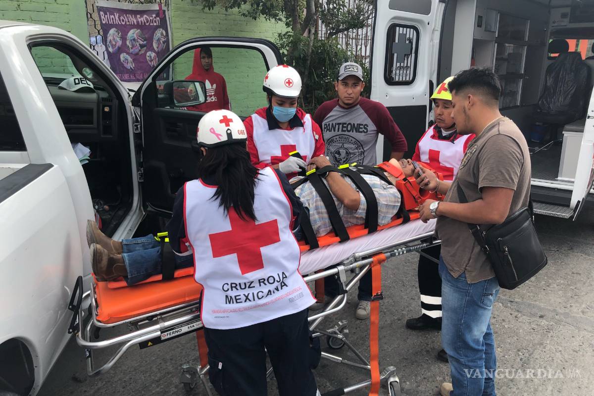 $!Joven termina prensado por elemento de la Fiscalía en colonia de Saltillo