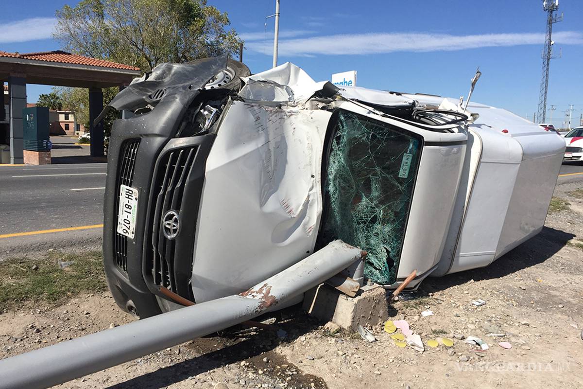 Tráiler provoca volcadura de camioneta en Ramos Arizpe