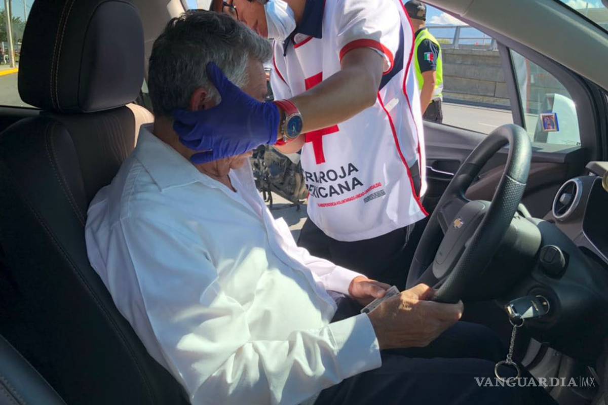 Tras lapsus conductor choca contra un puente en Saltillo