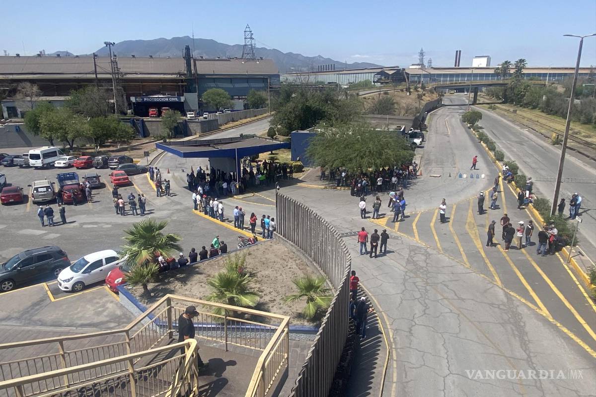 ‘Si alguien se tiene que ir de la empresa que se vaya, queremos que ya haya trabajo’; anuncian obreros de AHMSA marcha