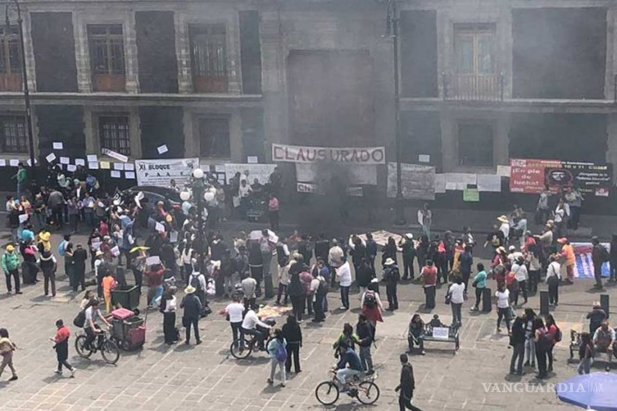 CNTE quema figuras de Elba Esther y Nuño frente a la SEP