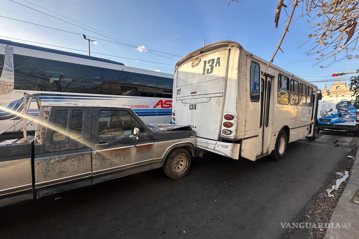 Causa transporte de personal choque múltiple en Saltillo; afectó la circulación