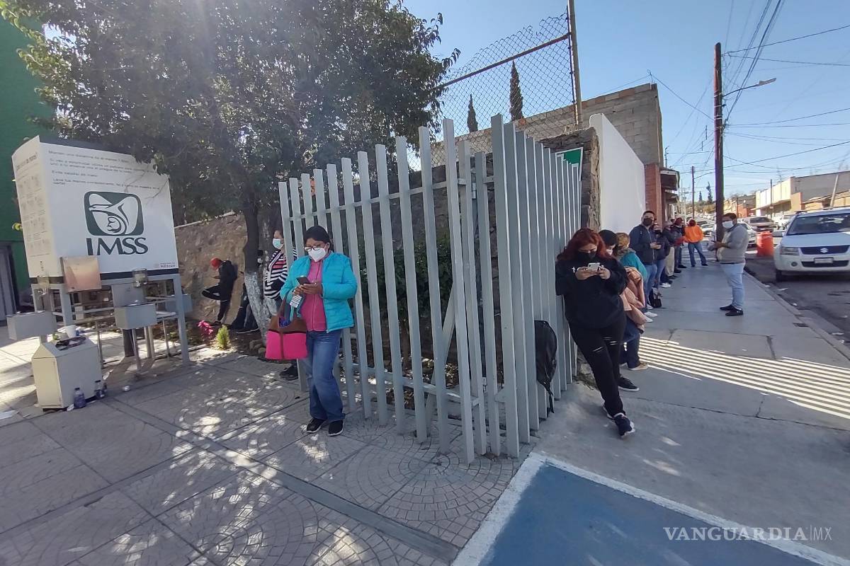 Saltillo: Pacientes COVID esperan hasta 36 horas por una prueba o incapacidad en el IMSS