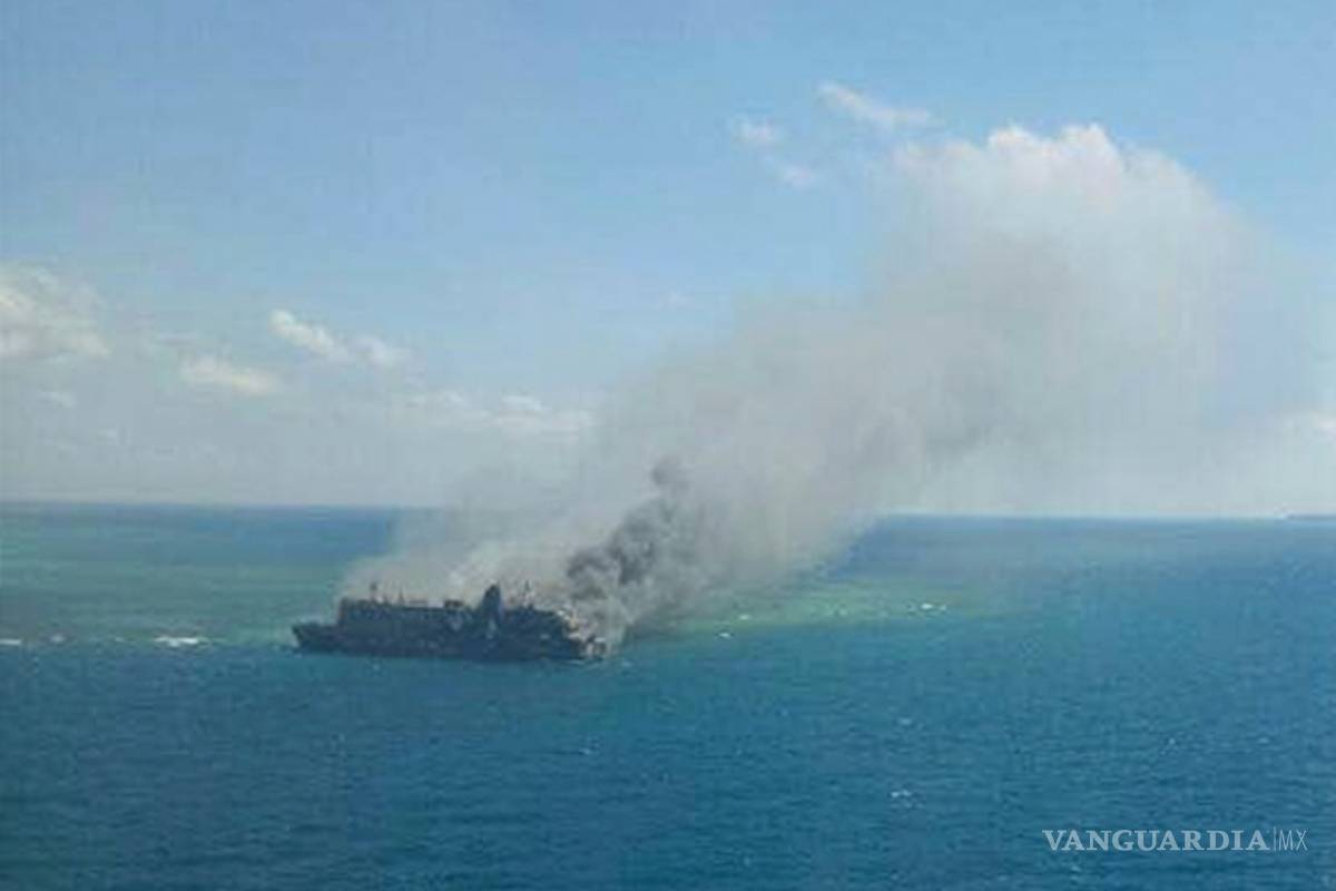 Se incendia ferry en Mar de Java; al menos 5 muertos