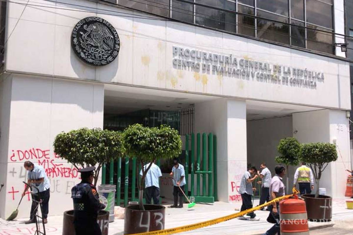 Realizan pintas y lanzan huevos a la PGR por los 43