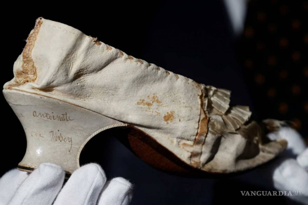 Subastan zapato de seda que usó la reina María Antonieta