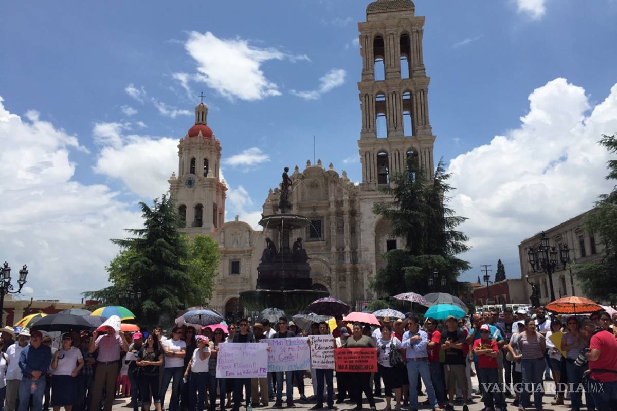 $!Grupos ciudadanos y magisteriales de Coahuila protestan por conflicto en Oaxaca (FOTOS)