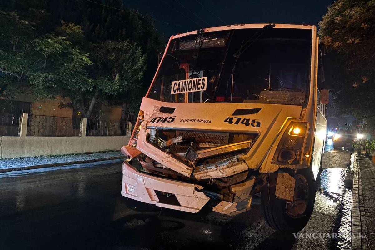Ignora tráiler señal de alto y choca contra transporte de personal en Saltillo