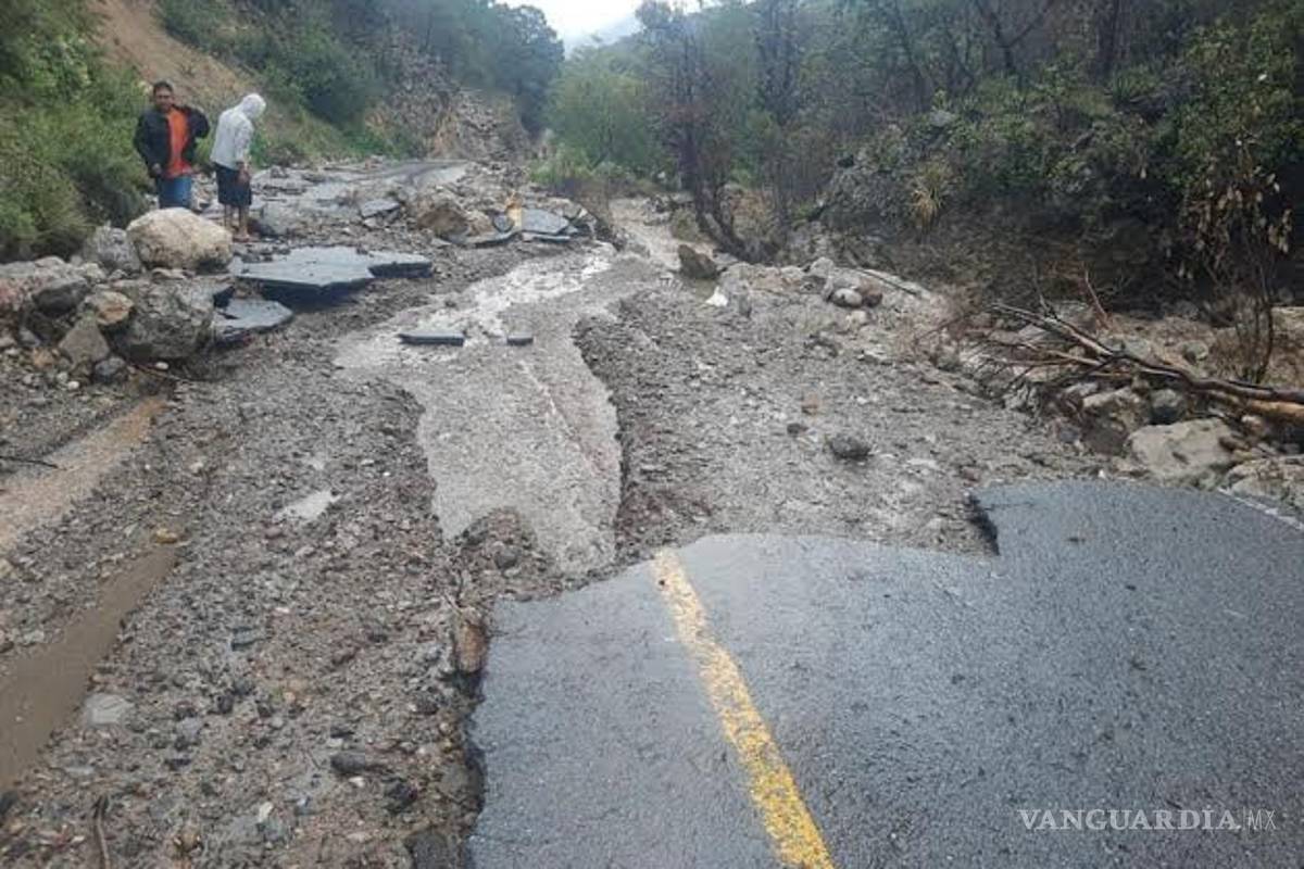 Obstruyen deslaves carreteras, ejidatarios de Arteaga abren paso