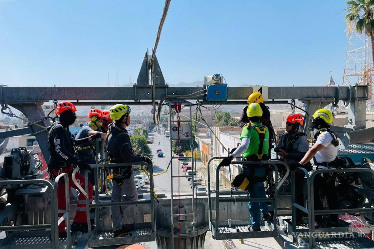 A curso de Rescate en Remontes Mecánicos empleados del teleférico en Torreón