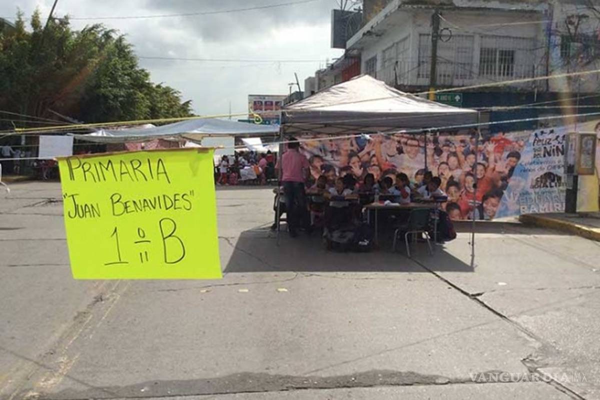 Alumnos toman clases en las calles de Chiapas luego del sismo