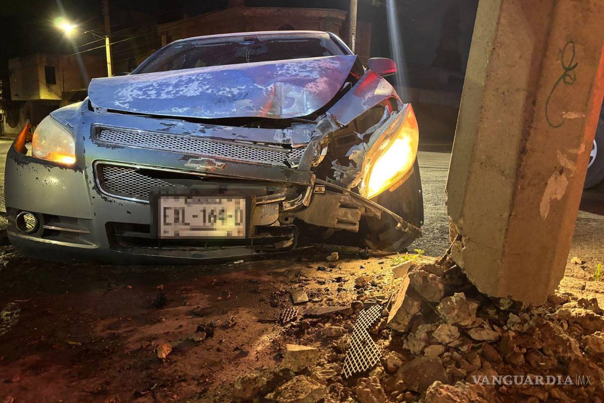 Se estrella conductor ebrio contra poste y es detenido en Saltillo