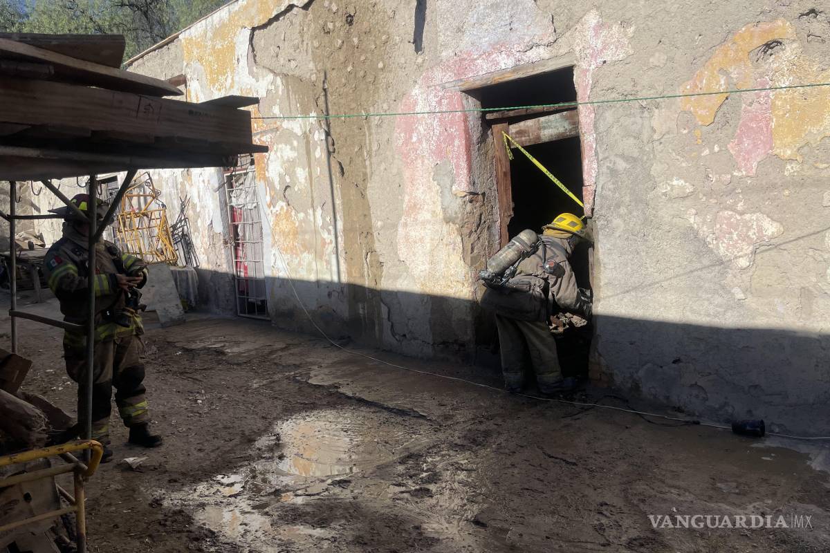 Fuego arrasa con vivienda antigua en el centro de Saltillo; advierten riesgo de derrumbe