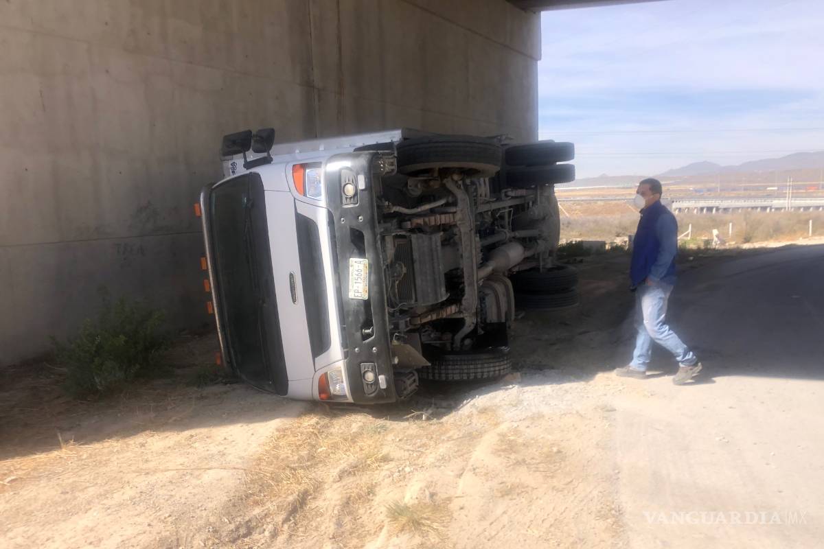 Vuelca camión de alimentos en carretera a Zacatecas