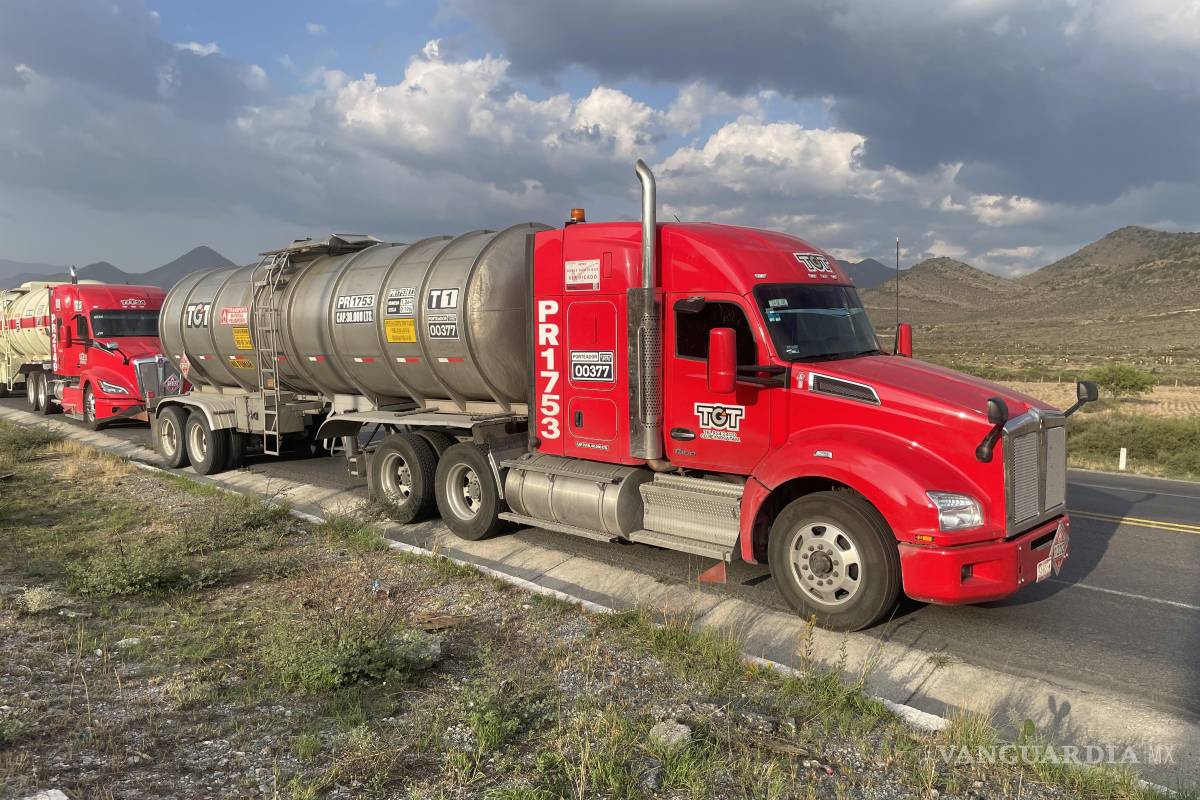 Tanque de diésel de tráiler se desprende y vuelca en la carretera Saltillo-Zacatecas