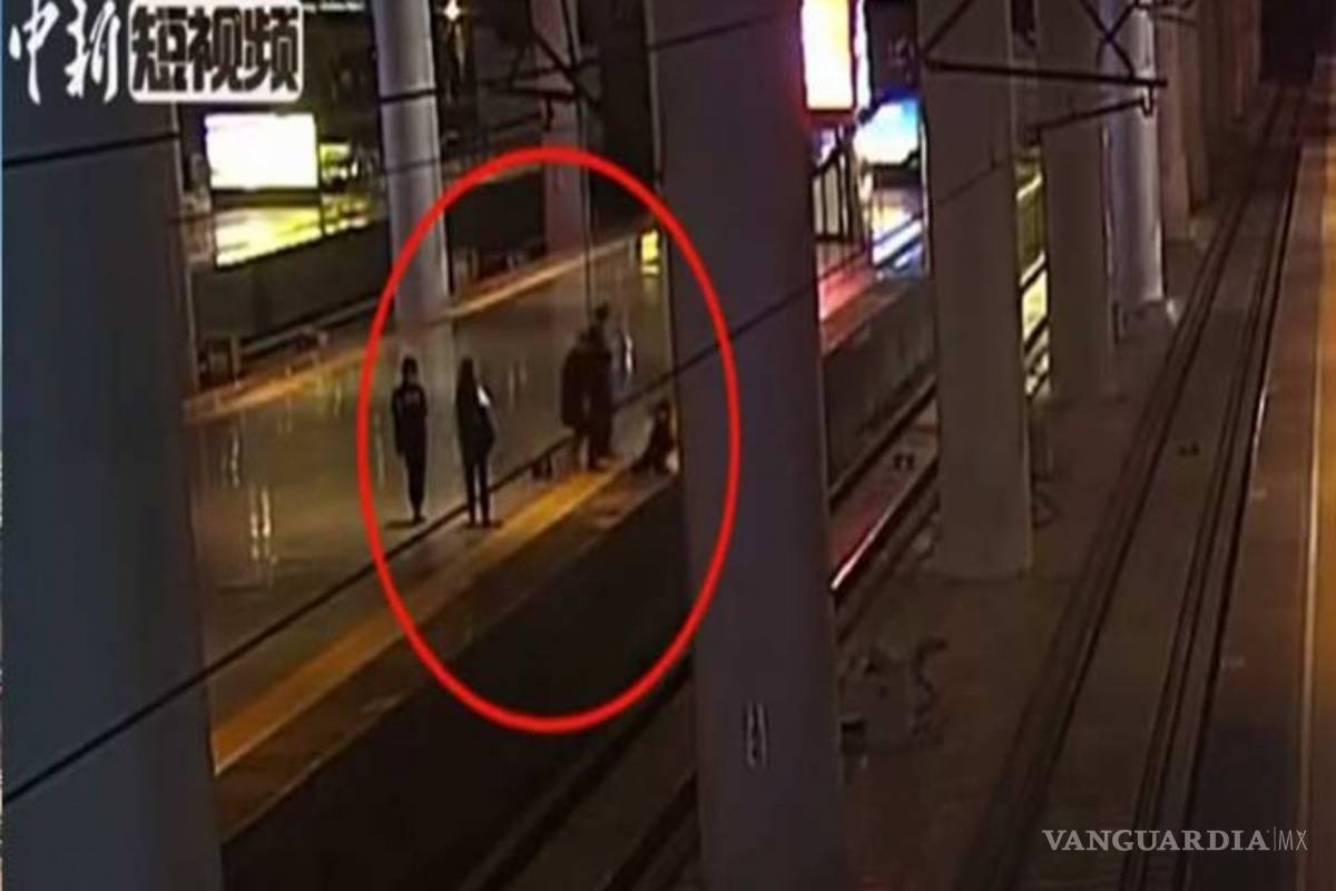 Mujer saltó a las vías del tren, todo para asustar a su novio (video)