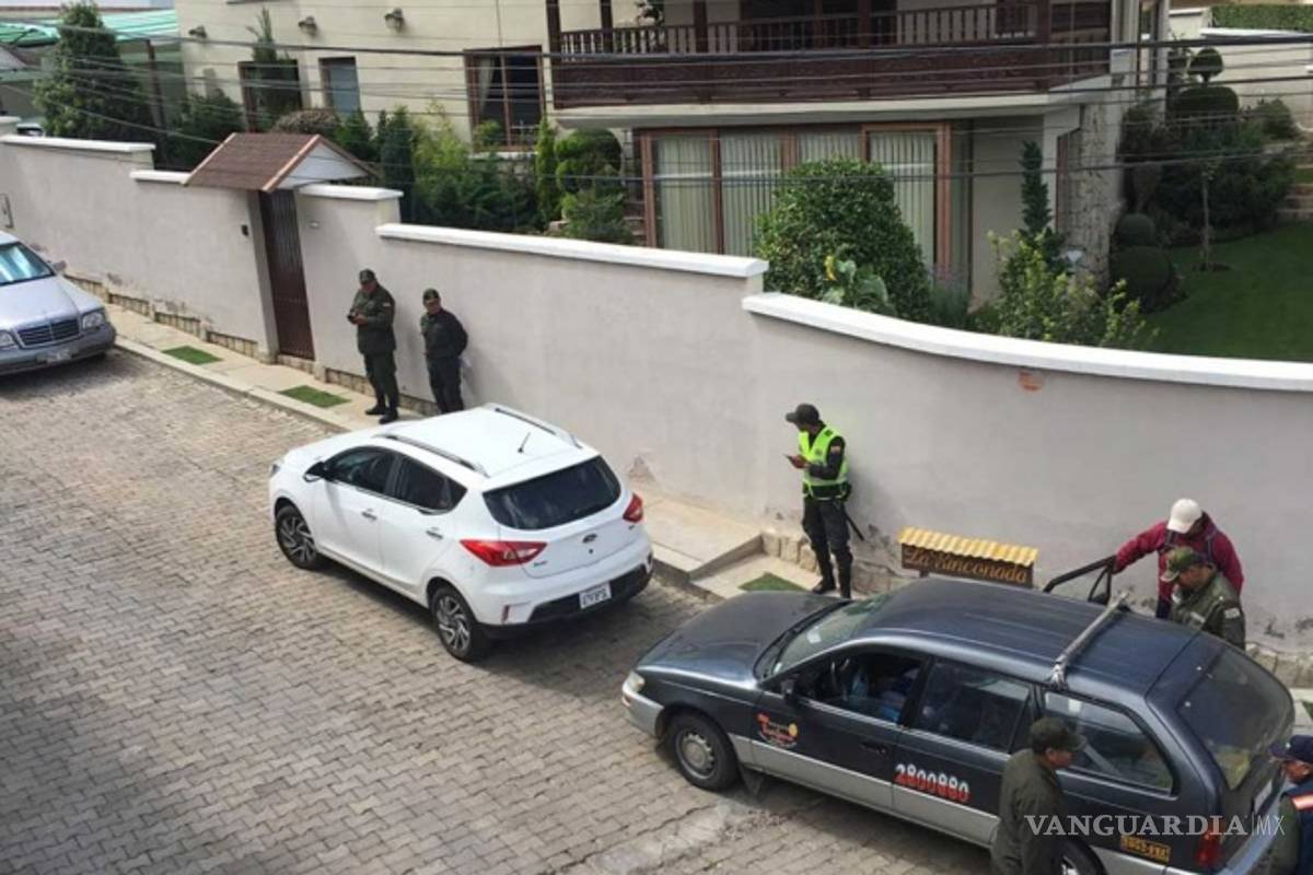 Llegan 50 policías y militares a embajada de México en Bolivia