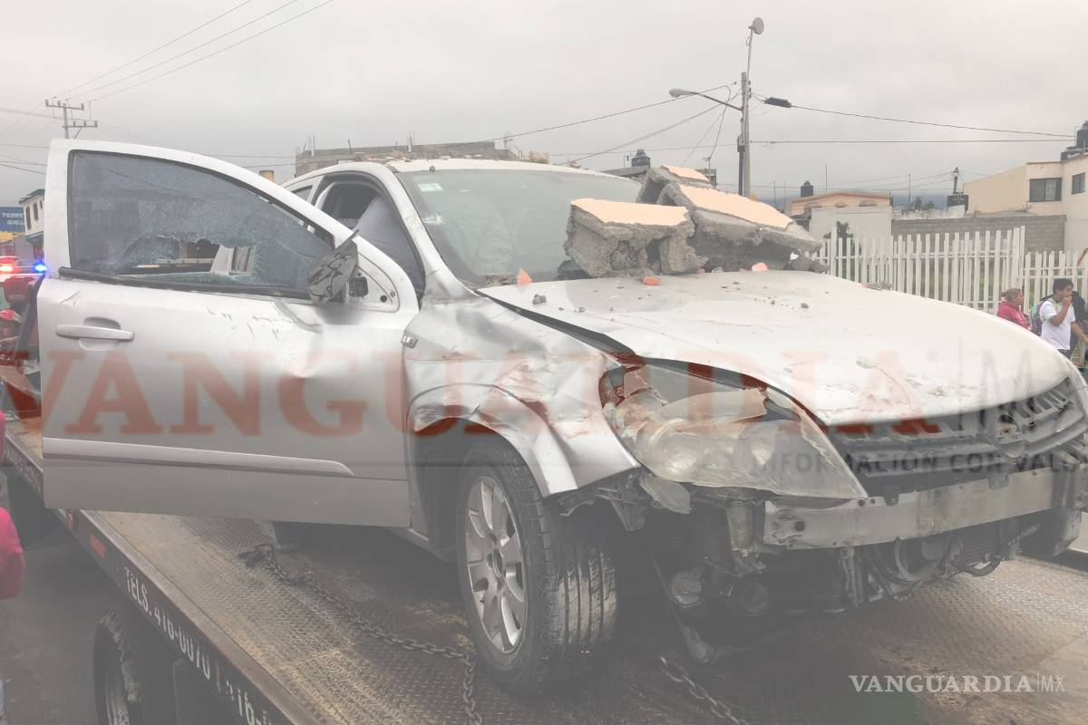 Luego de ser impactada por camioneta, conductora tumba pared de vivienda en Saltillo
