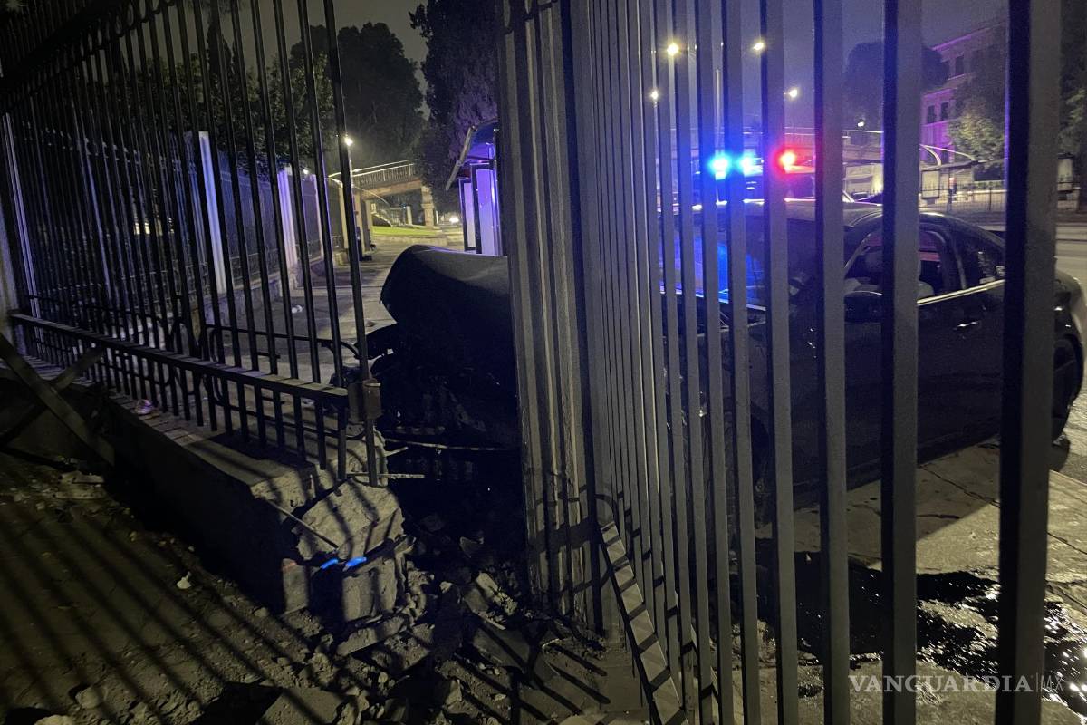 Saltillo: choca contra Químicas de la UAdeC y huye del lugar