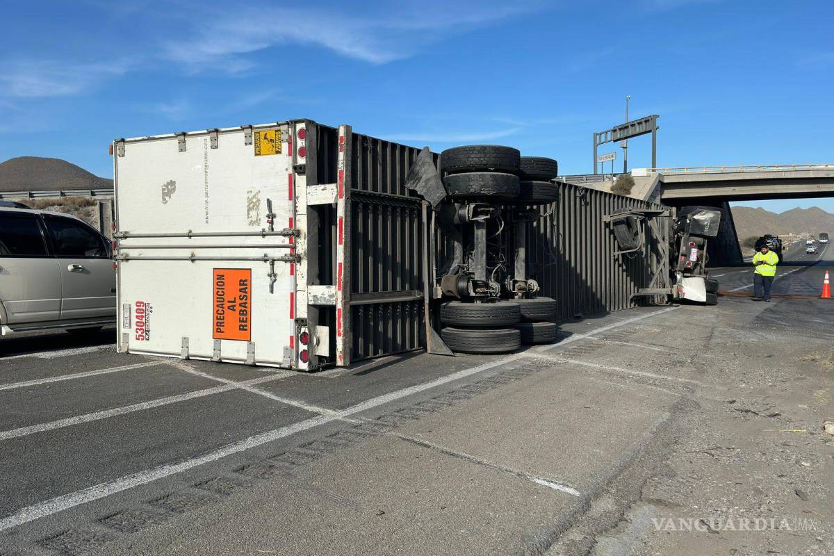 $!Paramédicos de Capufe valoraron al conductor, quien resultó con lesiones leves.