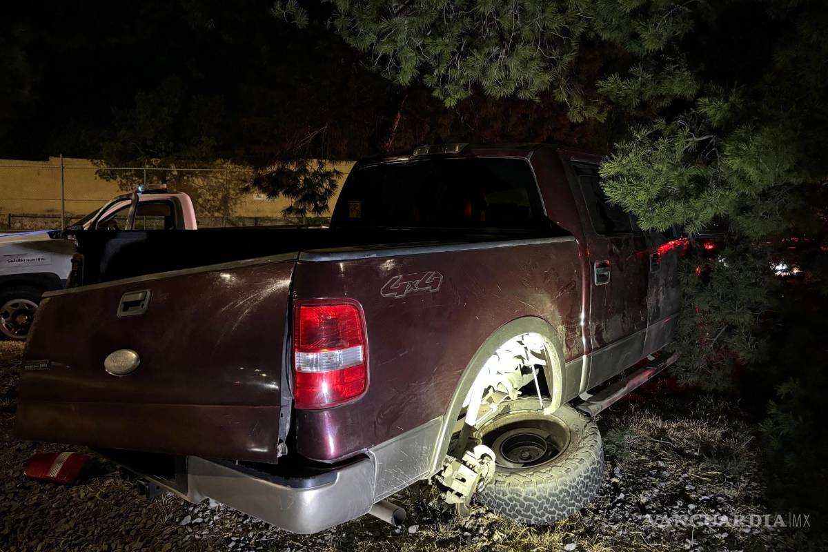 $!La camioneta quedó severamente dañada tras impactarse contra el árbol.
