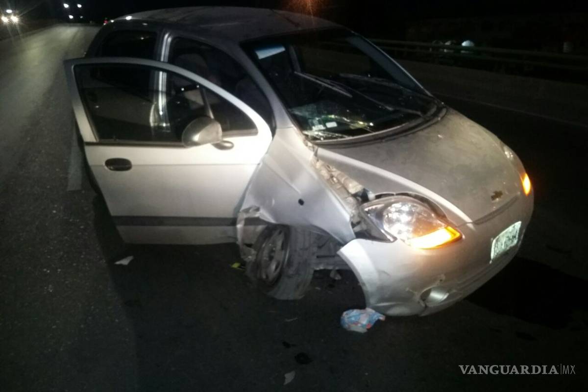 Se vuelca empleado de Movistar en Saltillo; deja chips regados