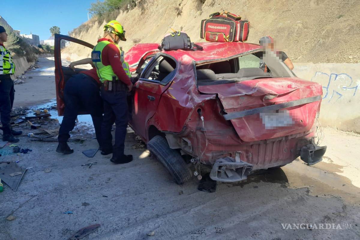 Vuelca jóvenes y terminan en un canal pluvial de Ramos Arizpe; buscaban curar la resaca