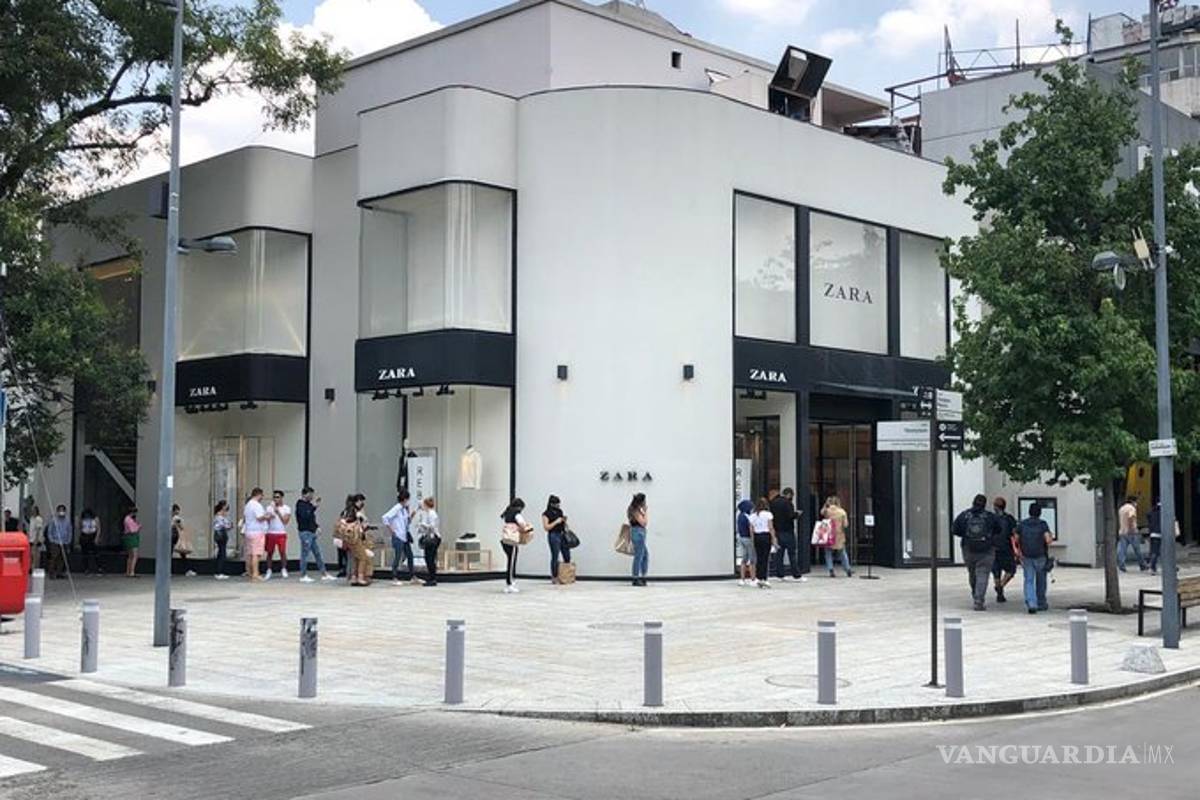 $!Critican enormes filas para comprar en tiendas Zara en México