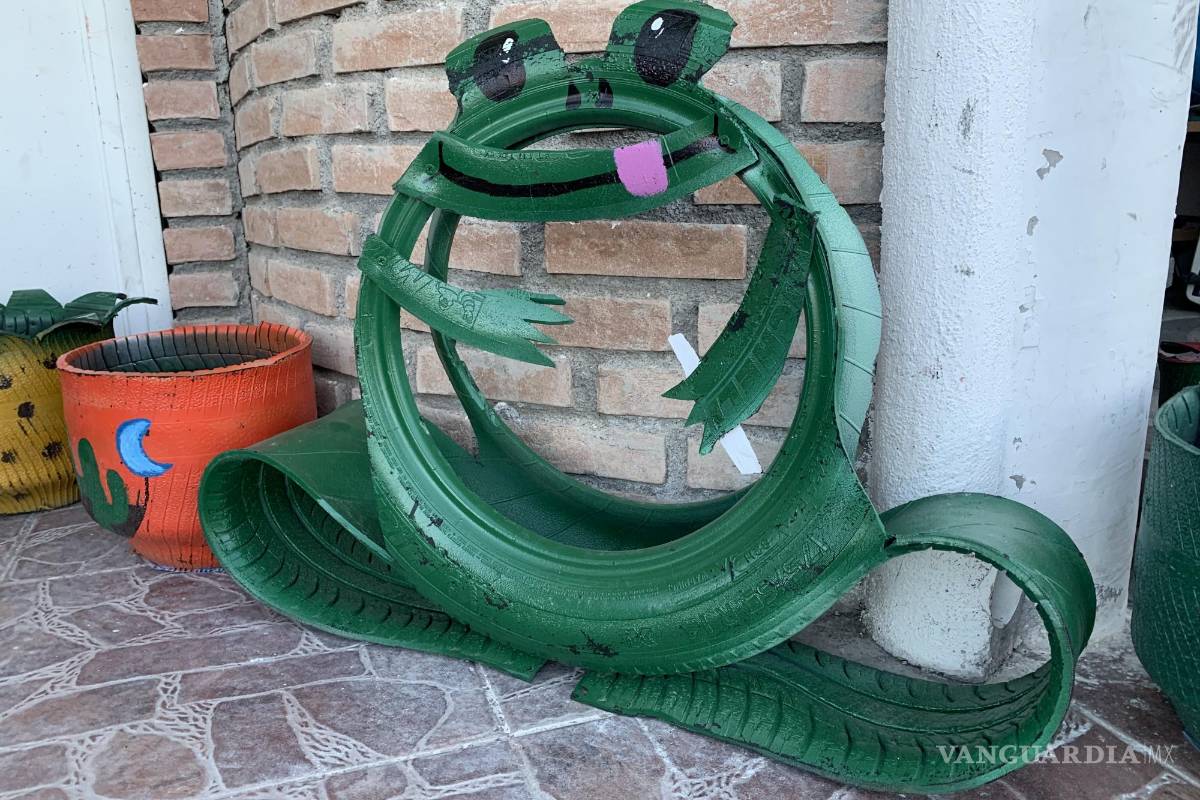 Saltillense elabora con llantas maceteros y hasta salas completas