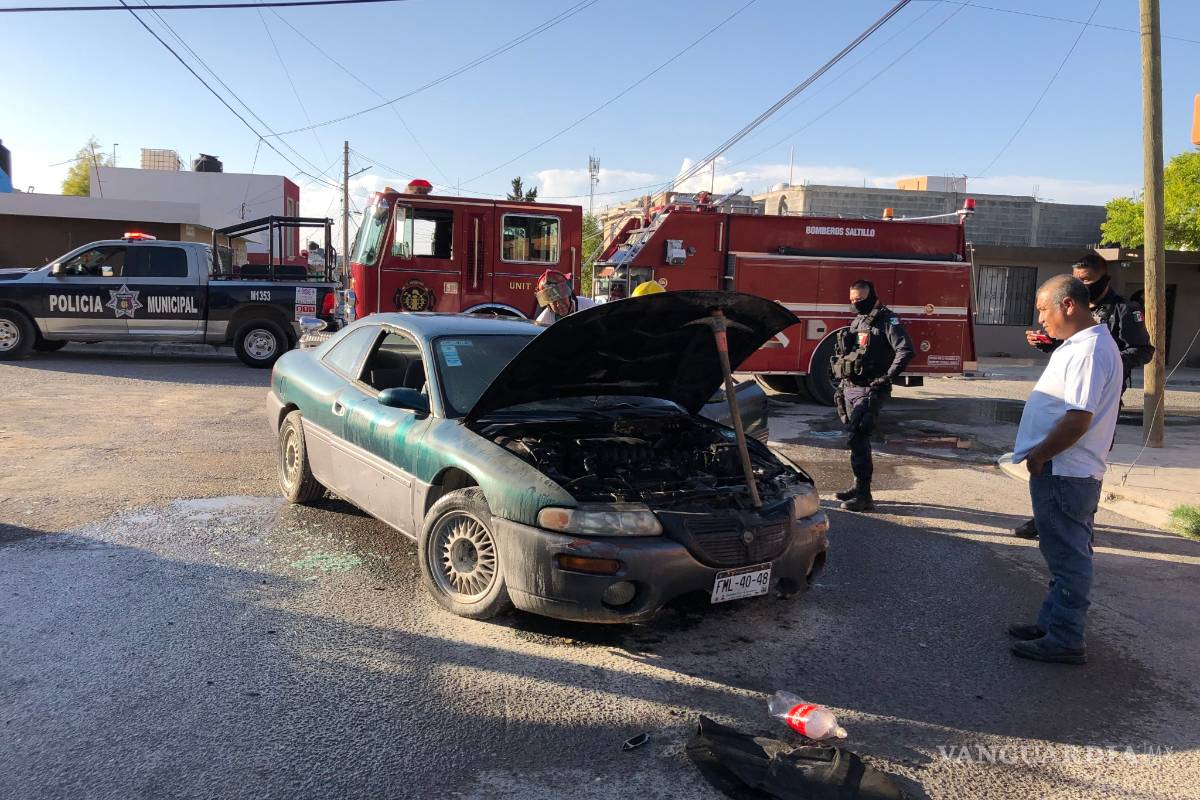 Llamas consumen un auto en avenida de Saltillo