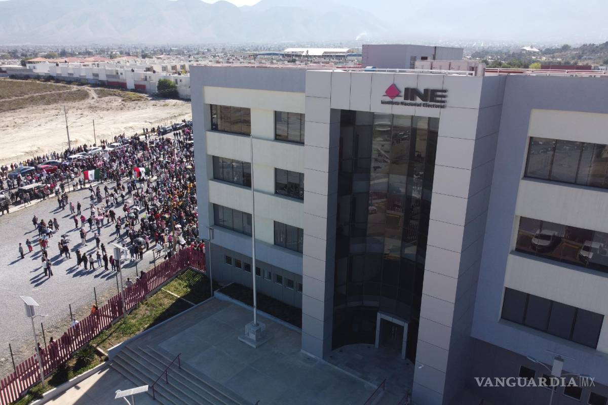 $!Grupos políticos y ciudadanos se reunieron en la sede estatal del INE, donde expresaron estar en contra de la Reforma Electoral.
