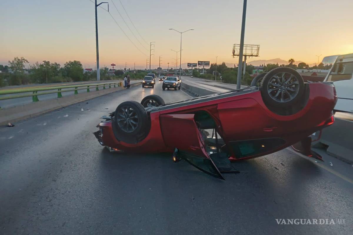 Pareja discute en puente vehicular y terminan volcados al sur de Saltillo