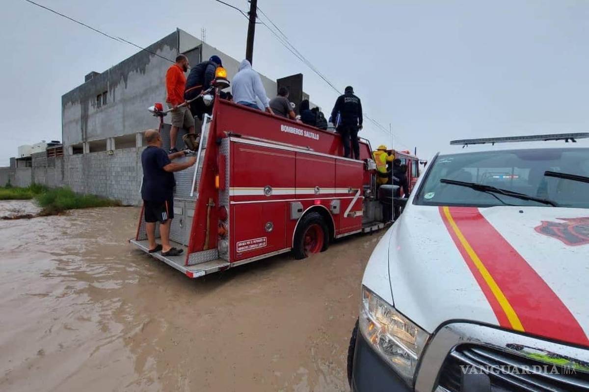 Bomberos y policías, los héroes de Saltillo tras paso de ‘Hanna’