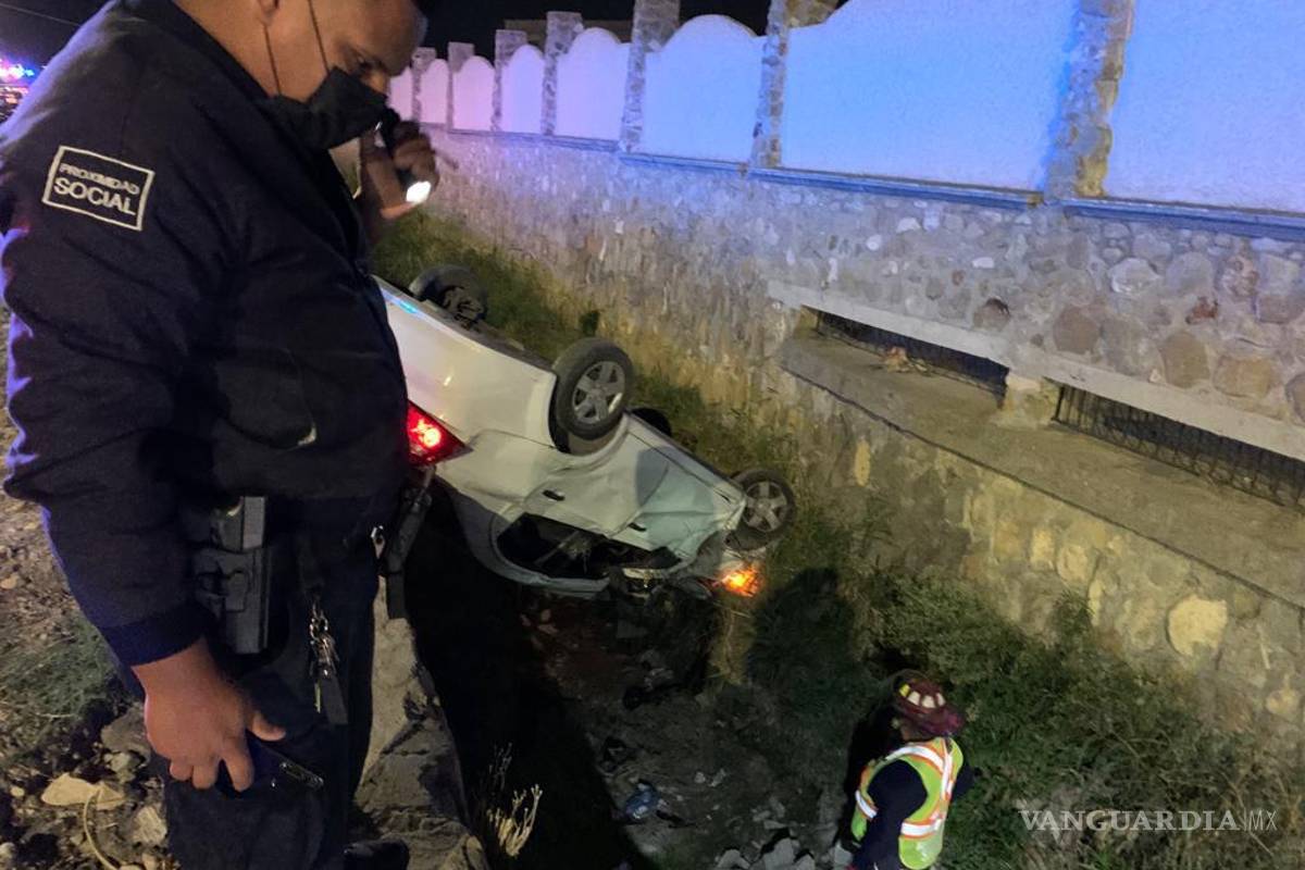 Vehículo termina en el fondo de canal, al norte de Saltillo