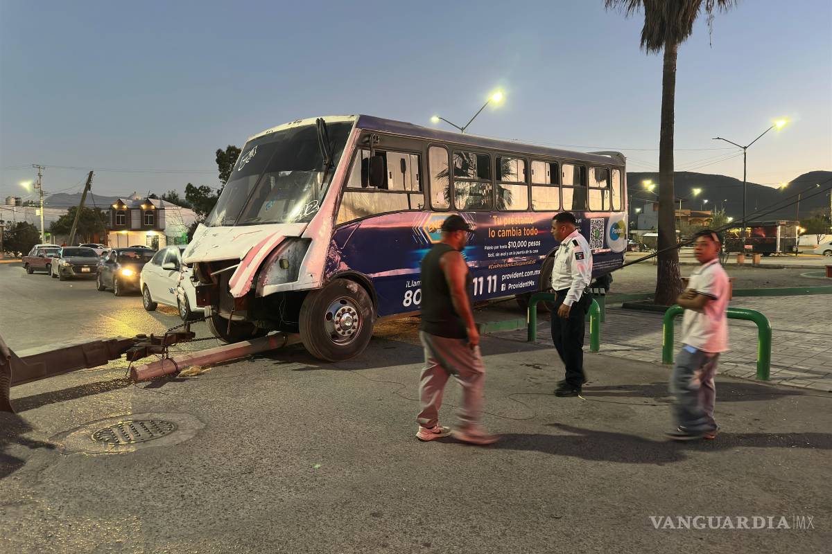 Se queda sin frenos ruta 7A, sube a la banqueta y derriba poste en Saltillo 2000