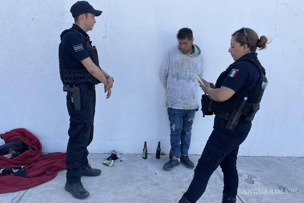 Reportan vecinos a indigente por presunto consumo de drogas al norte de Saltillo; solo descansaba entre cobijas