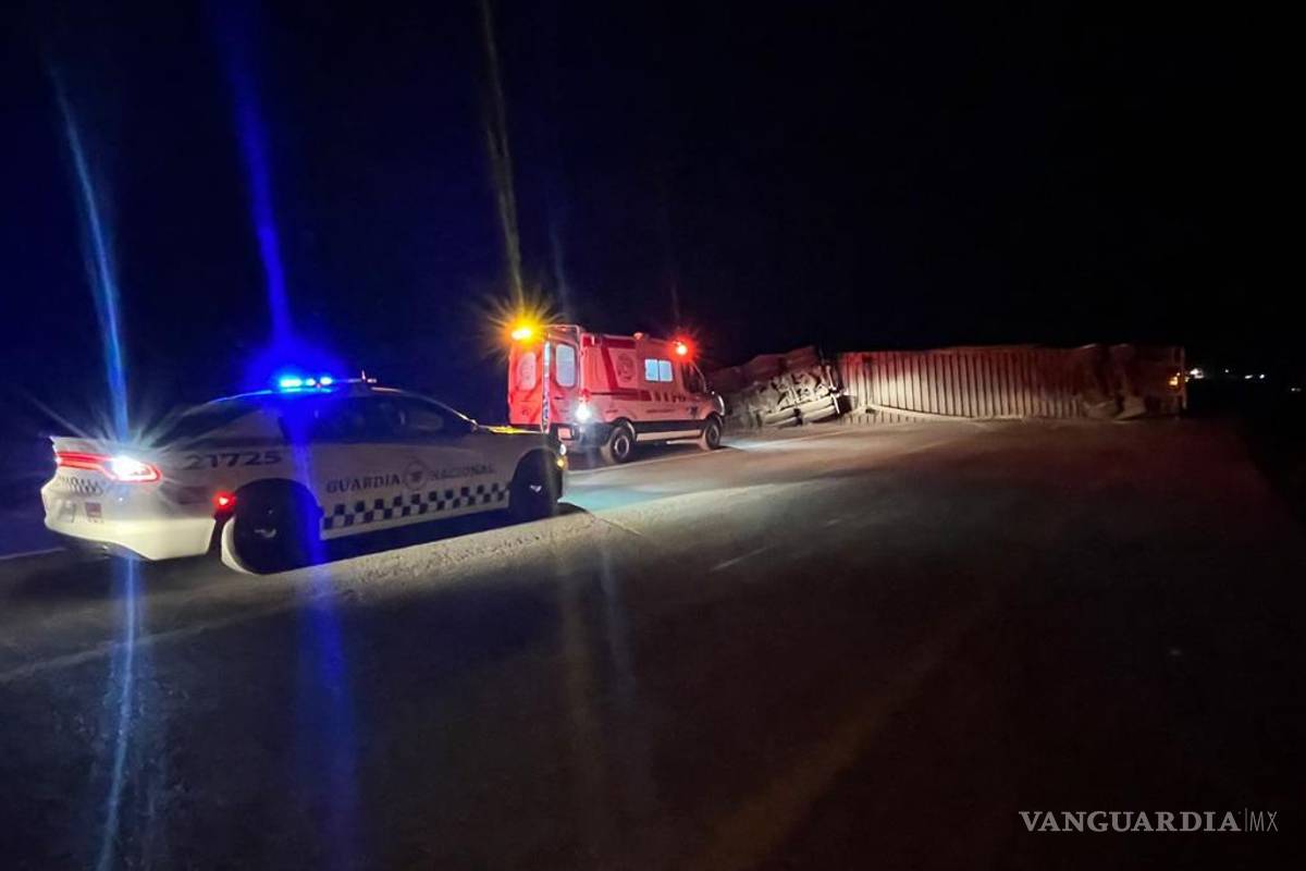 Vuelca tráiler y provoca colapso de la carretera en Ojo Caliente, Ramos Arizpe