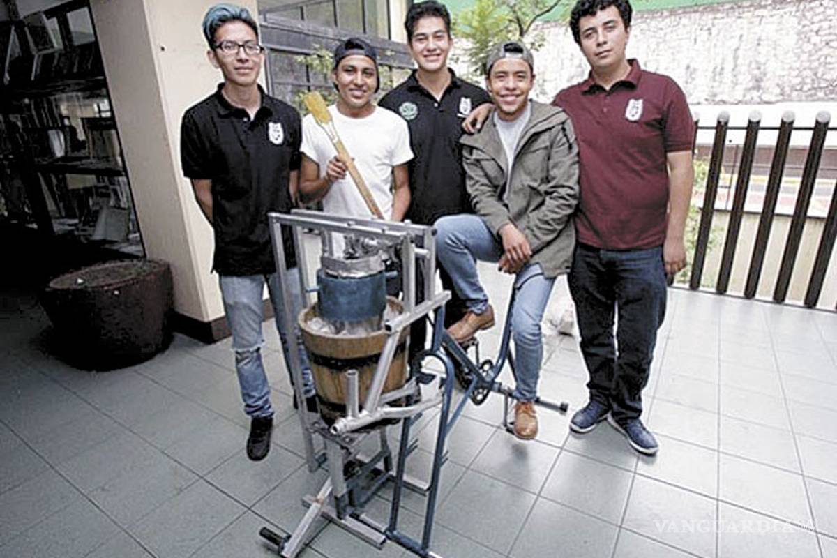 Crean alumnos del IPN bicicleta para hacer nieve artesanal
