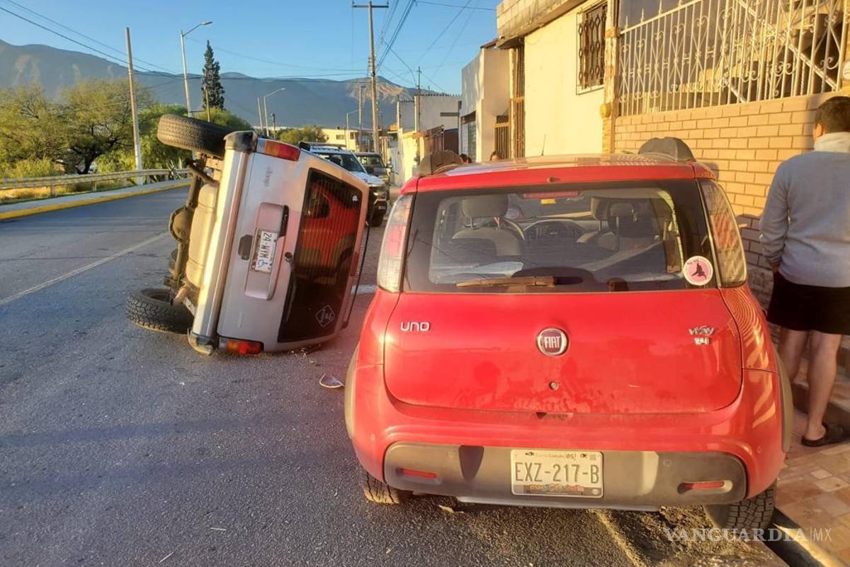 Conductor resulta ileso tras volcadura en El Mirador de Saltillo