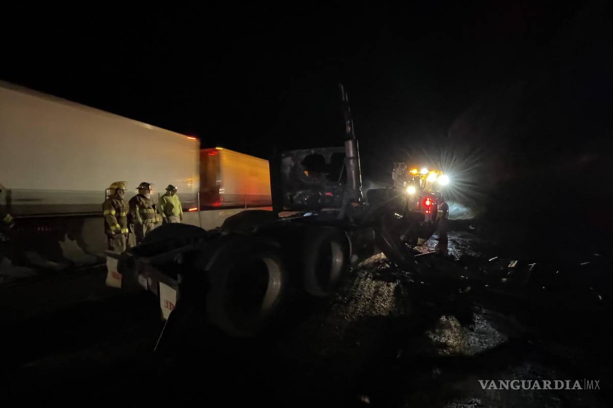 Tráiler arde tras choque contra talud en la 57; provoca tráfico pesado en la zona