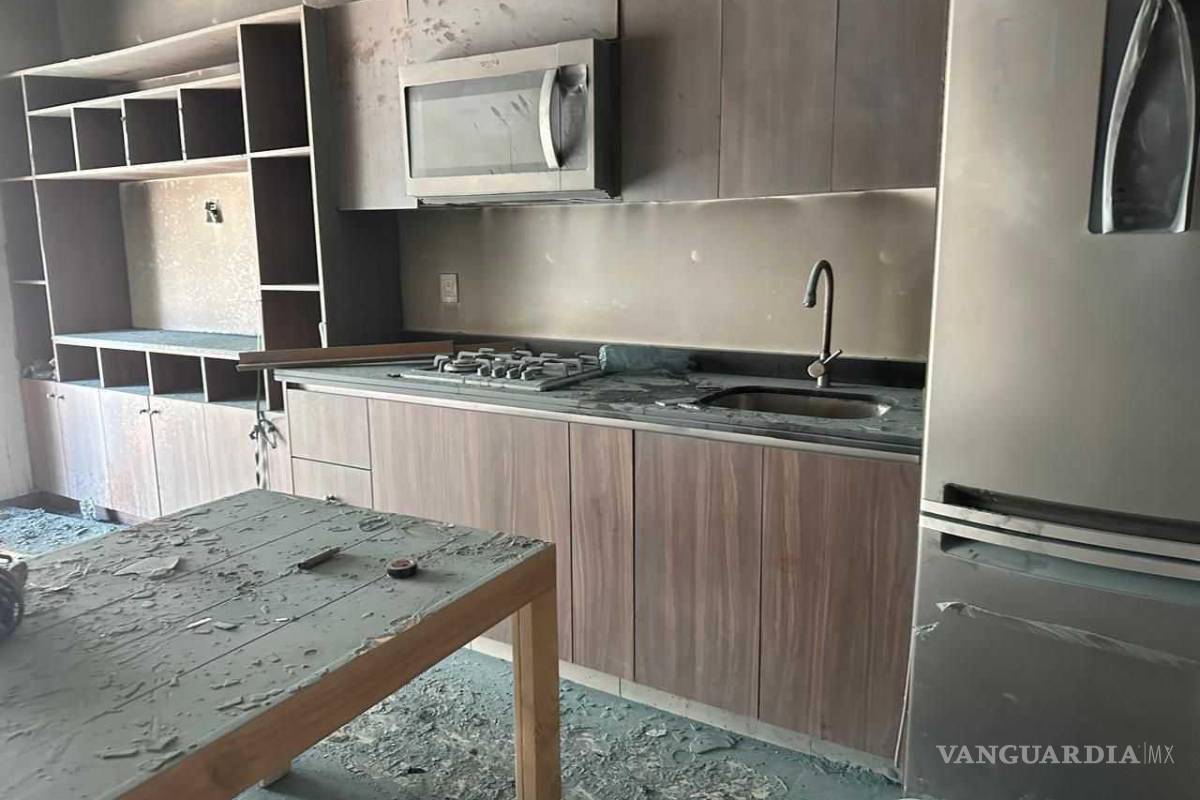 Evacuan Bomberos a 30 vecinos por incendio en torre de departamentos de Torreón