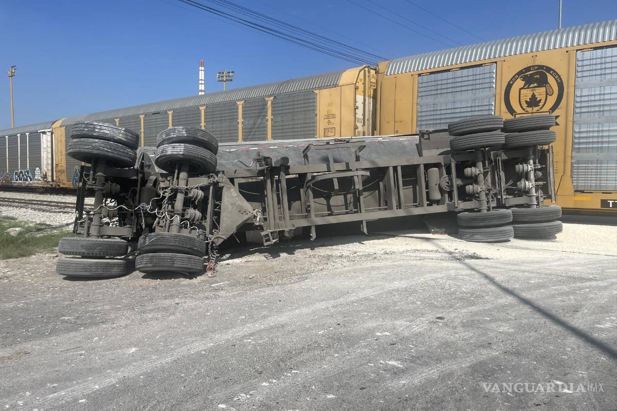 Locomotora embiste y vuelca a tráiler que se le atravesó en Saltillo (VIDEO)