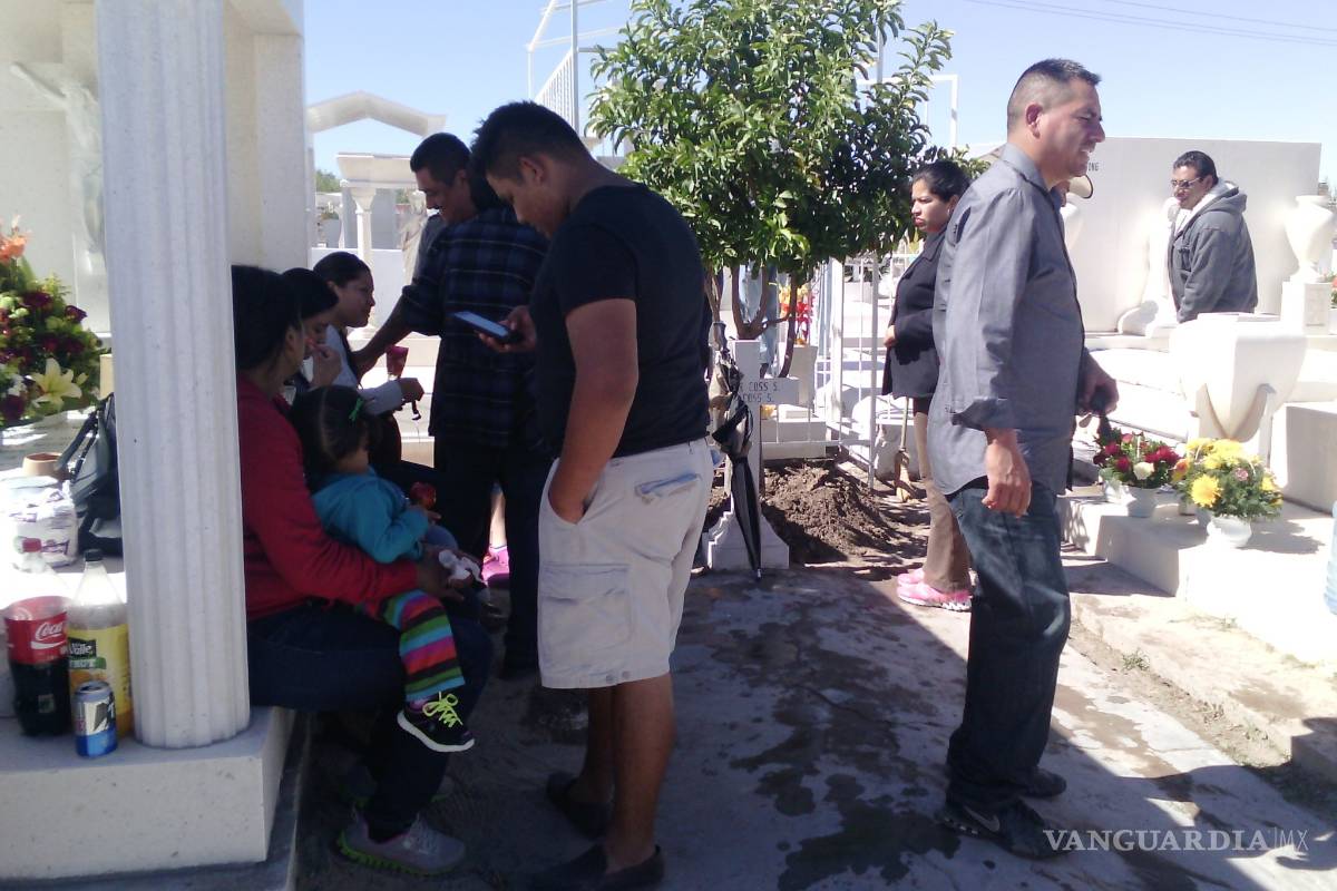 Miles visitan los panteones de Piedras Negras