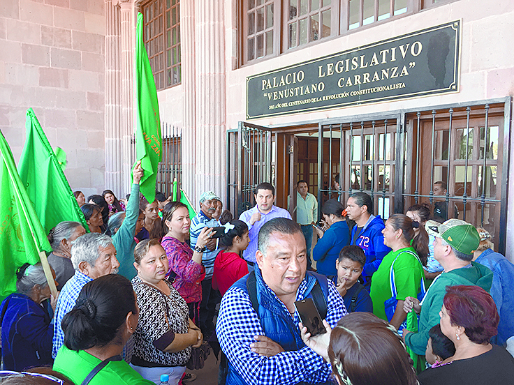 Por gasolinazo, se plantan campesinos en el Congreso de Coahuila