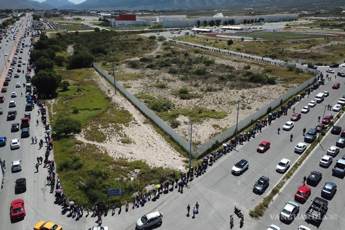 Kilométricas filas en tercer día de vacunación antiCOVID en Saltillo