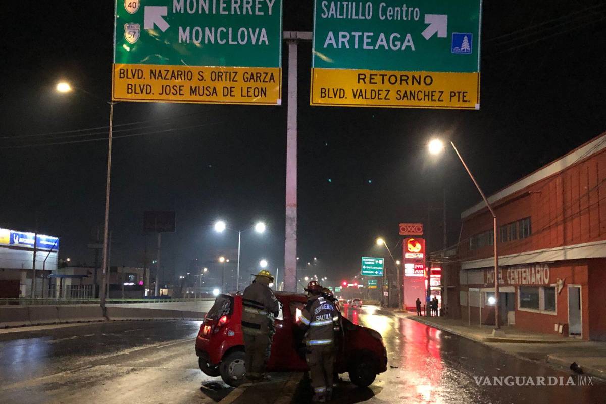 Conductor derrapa y pierde la vida al chocar contra señalamiento, al oriente de Saltillo