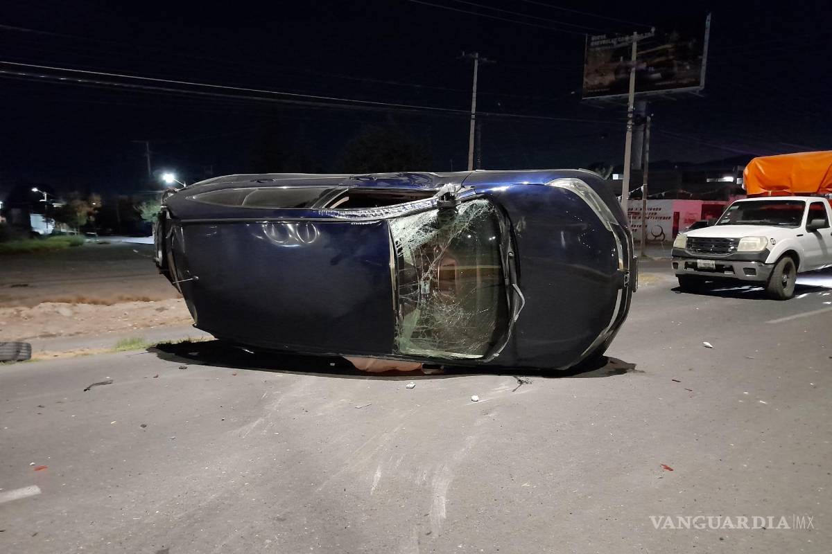 Pierde control y vuelca su vehículo en bulevar de Saltillo; fue declarado pérdida total